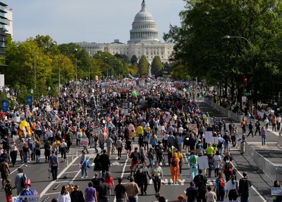 Milhares saem às ruas nos EUA e na Europa em protestos ‘No Kings’ contra Donald Trump Milhares saem às ruas nos EUA e na Europa em protestos ‘No Kings’ contra Donald Trump