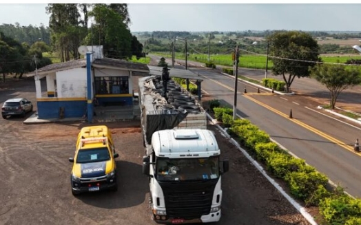 Caminhão com cerca de 200 pneus contrabandeados é apreendido em ação conjunta da PM de Eldorado e Amambai Caminhão com cerca de 200 pneus contrabandeados é apreendido em ação conjunta da PM de Eldorado e Amambai
