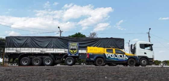 Caminhão com cerca de 200 pneus contrabandeados é apreendido em ação conjunta da PM de Eldorado e Amambai Caminhão com cerca de 200 pneus contrabandeados é apreendido em ação conjunta da PM de Eldorado e Amambai