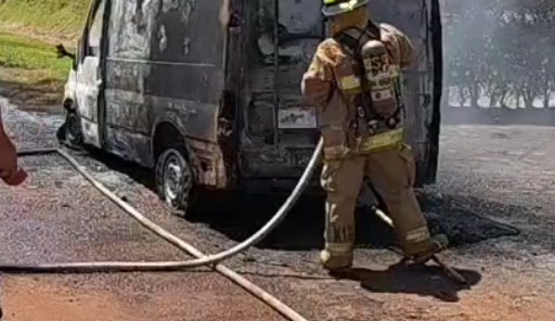 Susto en plena ruta PY02: Furgoneta se incendia en Minga Guazú Susto en plena ruta PY02: Furgoneta se incendia en Minga Guazú