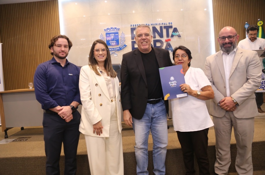 Ponta Porã: Prefeitura entrega títulos definitivos e realiza sonho de famílias após décadas de espera