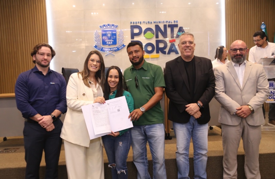 Ponta Porã: Prefeitura entrega títulos definitivos e realiza sonho de famílias após décadas de espera