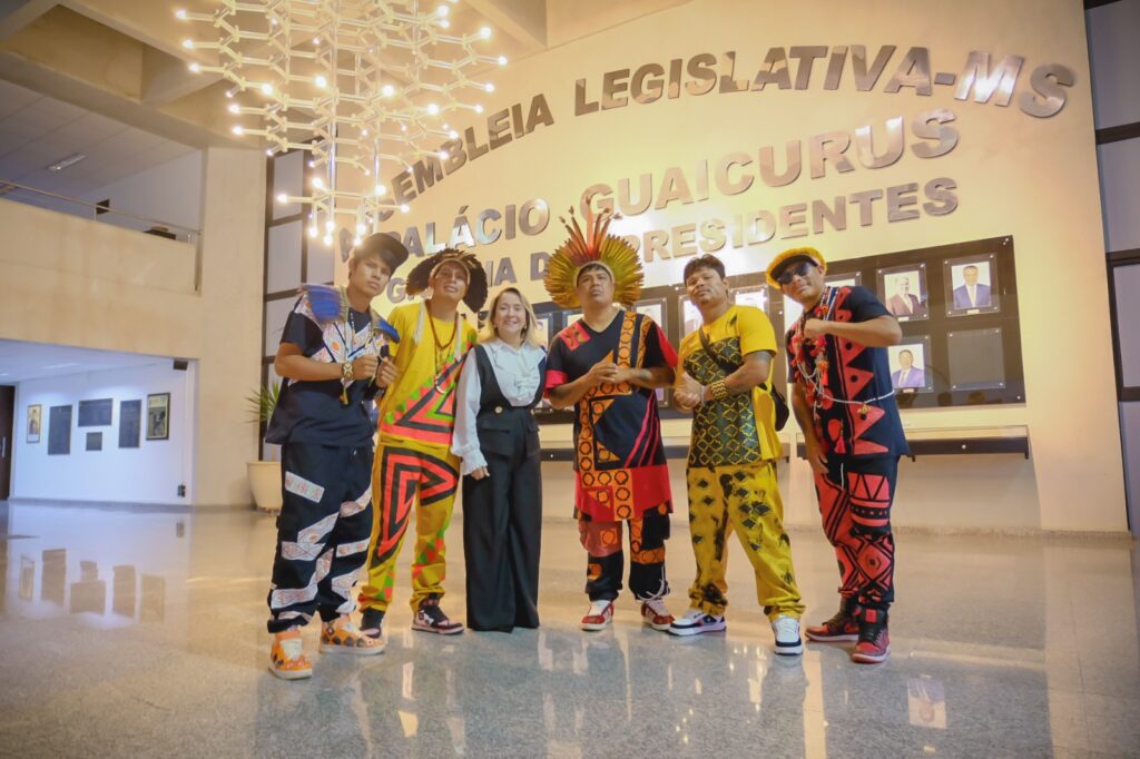 Brô MC’s recebe Comenda Tom do Pantanal na Alems por indicação de Lia Nogueira