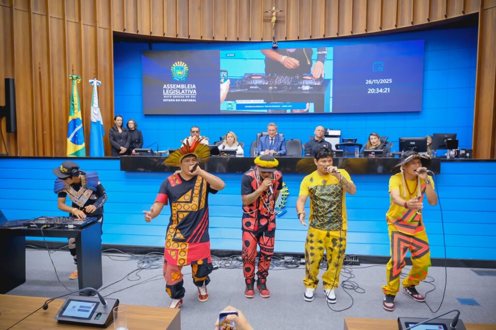 Brô MC’s recebe Comenda Tom do Pantanal na Alems por indicação de Lia Nogueira