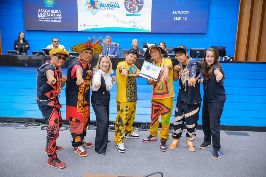 Brô MC’s recebe Comenda Tom do Pantanal na Alems por indicação de Lia Nogueira