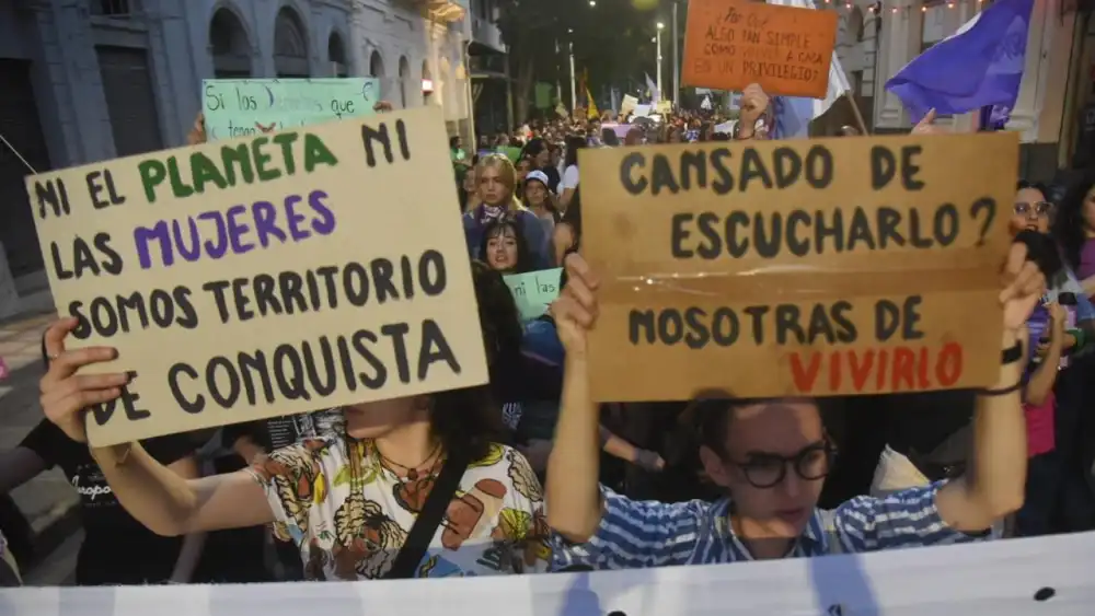 Gran marcha de mujeres en Asunción en reclamo de sus derechos y contra todas las violencias