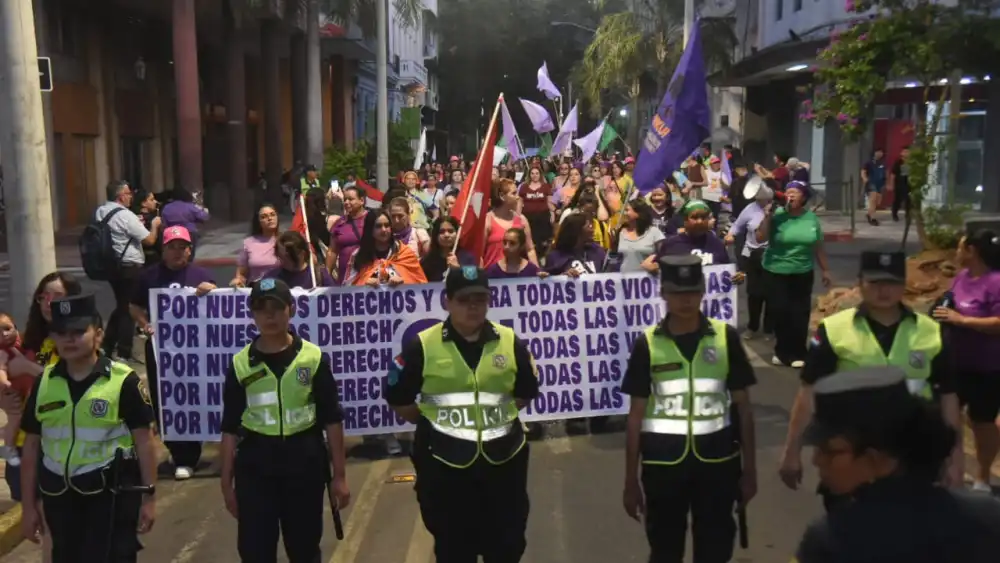 Gran marcha de mujeres en Asunción en reclamo de sus derechos y contra todas las violencias