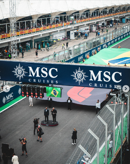 Thiaguinho relembra infância em MS após cantar hino nacional na F1: ‘Emoção’