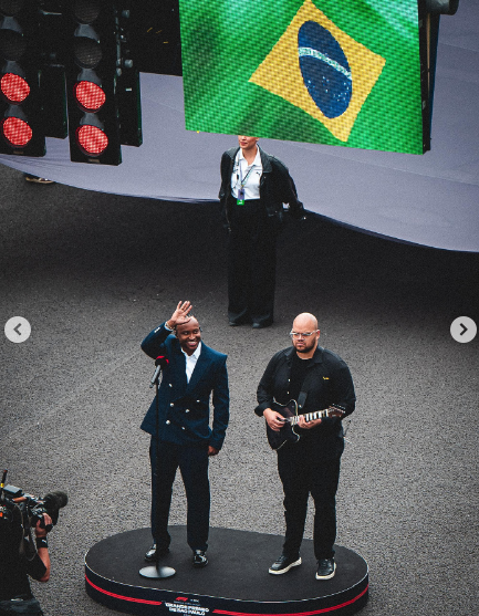 Thiaguinho relembra infância em MS após cantar hino nacional na F1: ‘Emoção’
