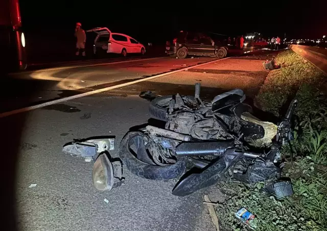 Dois morrem e crianças ficam feridas em acidente entre carro e moto Dois morrem e crianças ficam feridas em acidente entre carro e moto