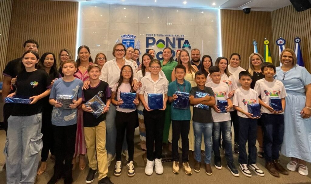 Alunos da Rede Municipal recebem premiação da 1ª Expomaker Educação que Transforma Alunos da Rede Municipal recebem premiação da 1ª Expomaker Educação que Transforma