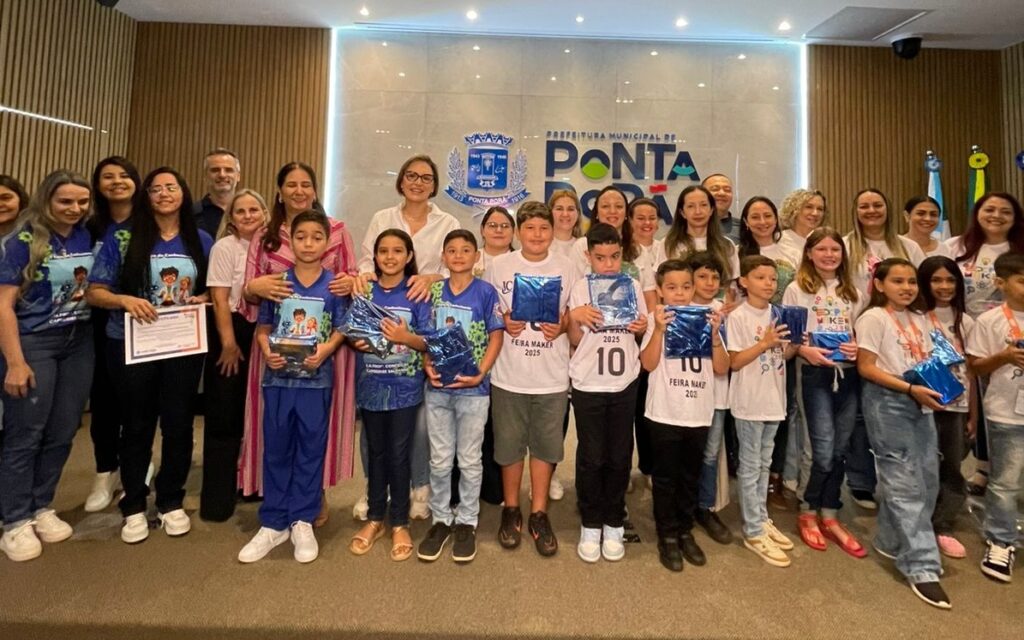 Alunos da Rede Municipal recebem premiação da 1ª Expomaker Educação que Transforma Alunos da Rede Municipal recebem premiação da 1ª Expomaker Educação que Transforma