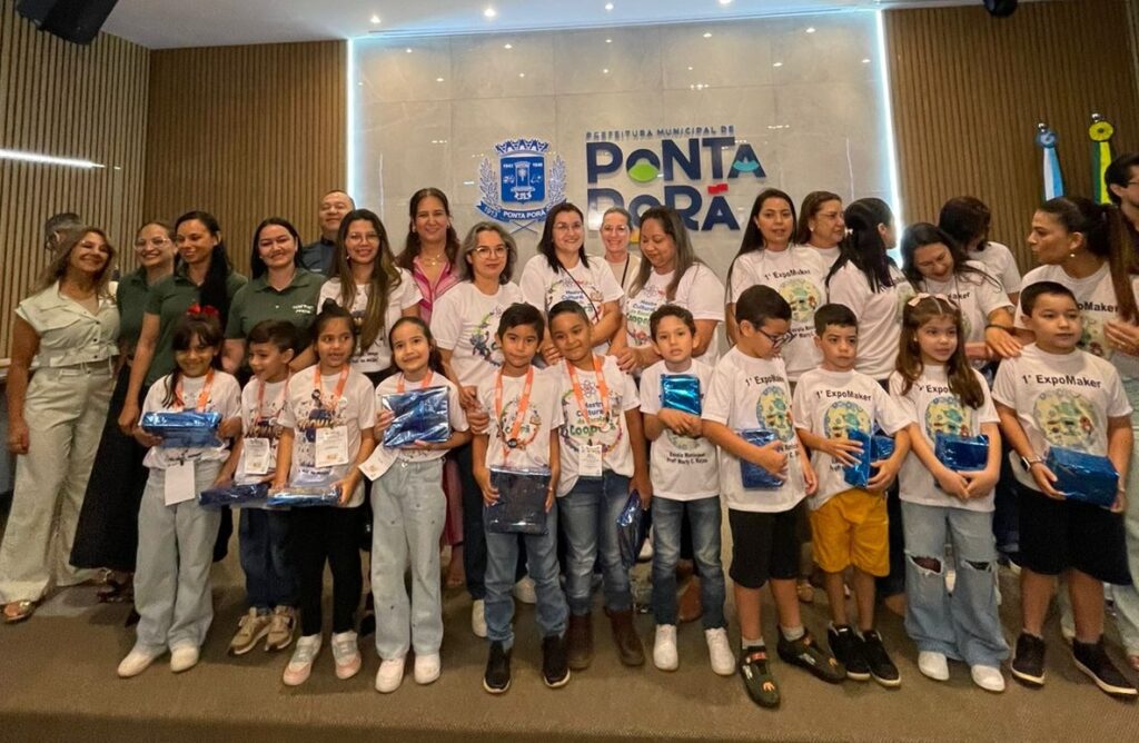 Alunos da Rede Municipal recebem premiação da 1ª Expomaker Educação que Transforma Alunos da Rede Municipal recebem premiação da 1ª Expomaker Educação que Transforma