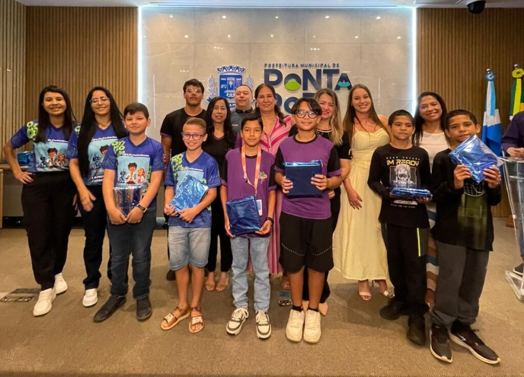 Alunos da Rede Municipal recebem premiação da 1ª Expomaker Educação que Transforma Alunos da Rede Municipal recebem premiação da 1ª Expomaker Educação que Transforma