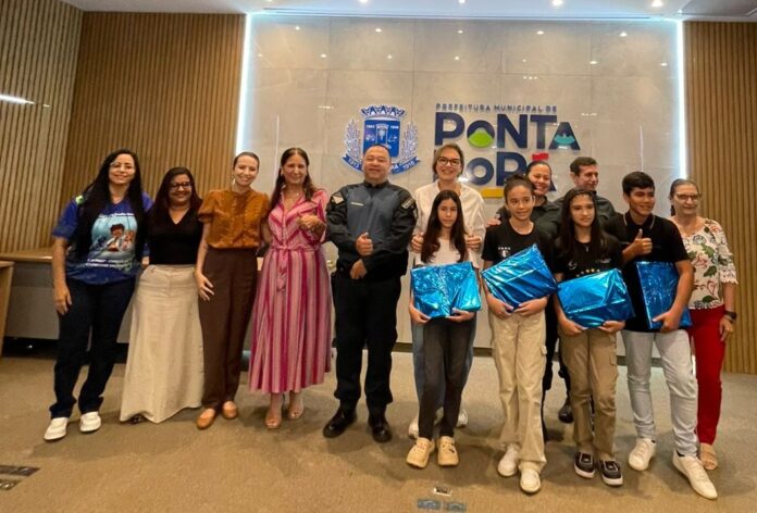 FOTO_05_ALUNOS_REDACAO_PROERD