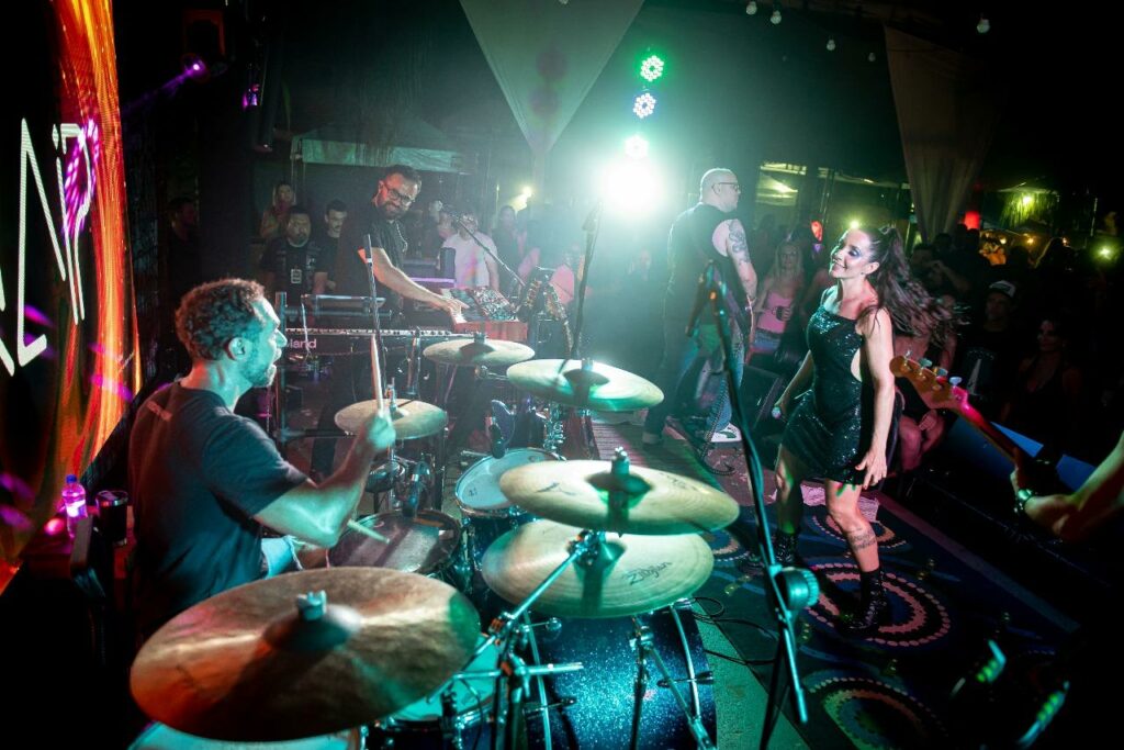 Rock ‘n’ Friends fecha 2025 com festa: amizade, boa música e muito rock de NAIP e Larissa e os Pexe animam o sábado Rock ‘n’ Friends fecha 2025 com festa: amizade, boa música e muito rock de NAIP e Larissa e os Pexe animam o sábado