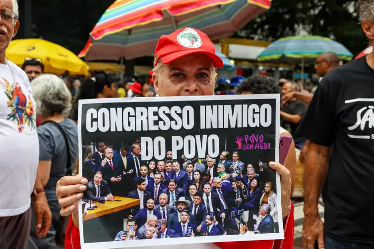 Em várias capitais, manifestantes vão às ruas contra PL da Dosimetria Em várias capitais, manifestantes vão às ruas contra PL da Dosimetria