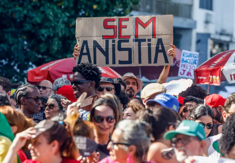 Em várias capitais, manifestantes vão às ruas contra PL da Dosimetria Em várias capitais, manifestantes vão às ruas contra PL da Dosimetria