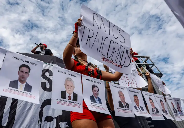 Em várias capitais, manifestantes vão às ruas contra PL da Dosimetria Em várias capitais, manifestantes vão às ruas contra PL da Dosimetria