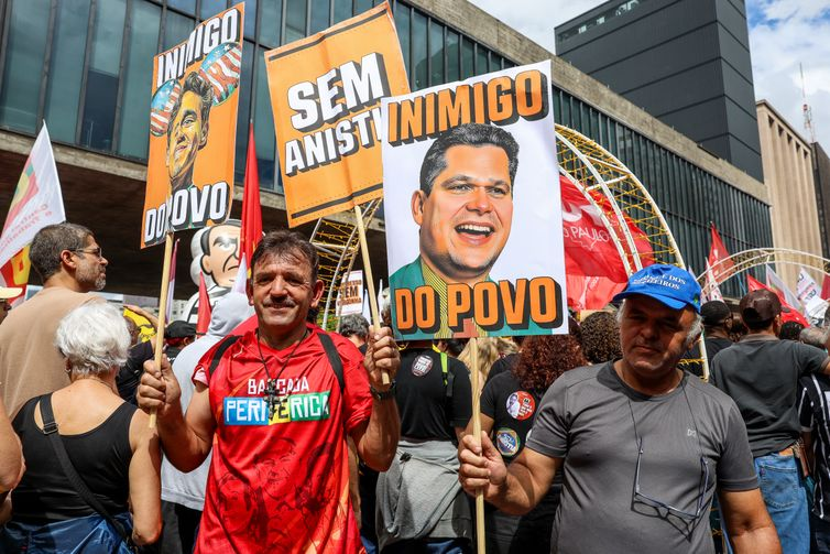Em várias capitais, manifestantes vão às ruas contra PL da Dosimetria Em várias capitais, manifestantes vão às ruas contra PL da Dosimetria