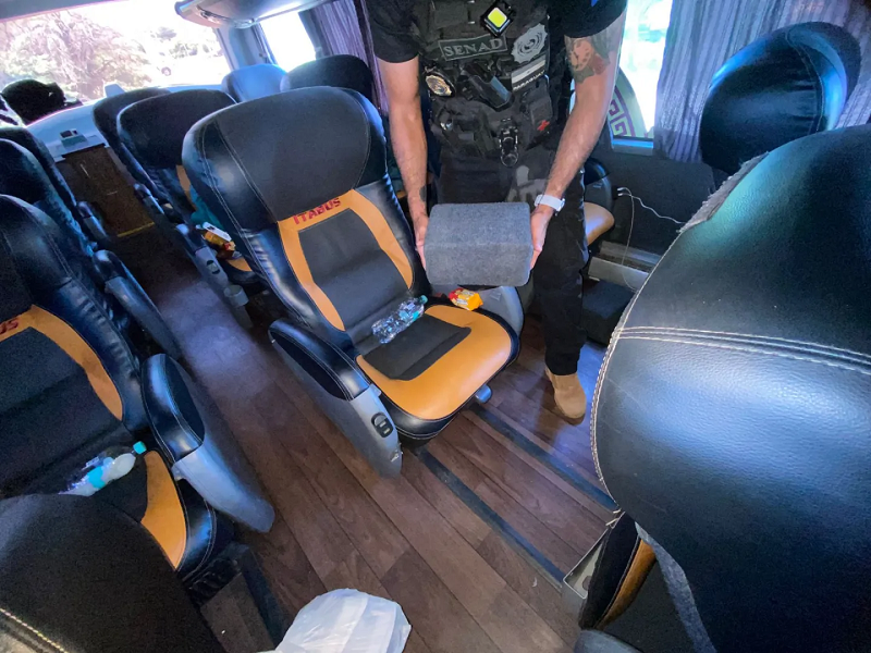 Ocultaron cocaína bajo asientos de bus y quedaron detenidos en el Chaco