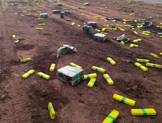 Traficante morre após capotar caminhonete carregada com maconha