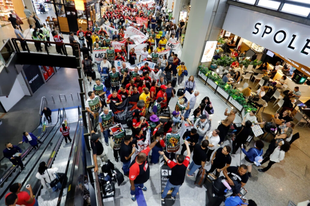 Protesto no Aeroporto de Guarulhos paralisa Starbucks em mobilização global por direitos trabalhistas
