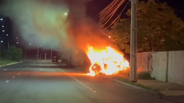 Motorista bate carro alugado com 8 pessoas em muro, foge e veículo pega fogo em Campo Grande