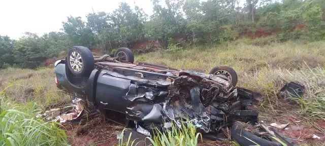 Veículos ficam destruídos em acidente envolvendo sete pessoas na BR-262