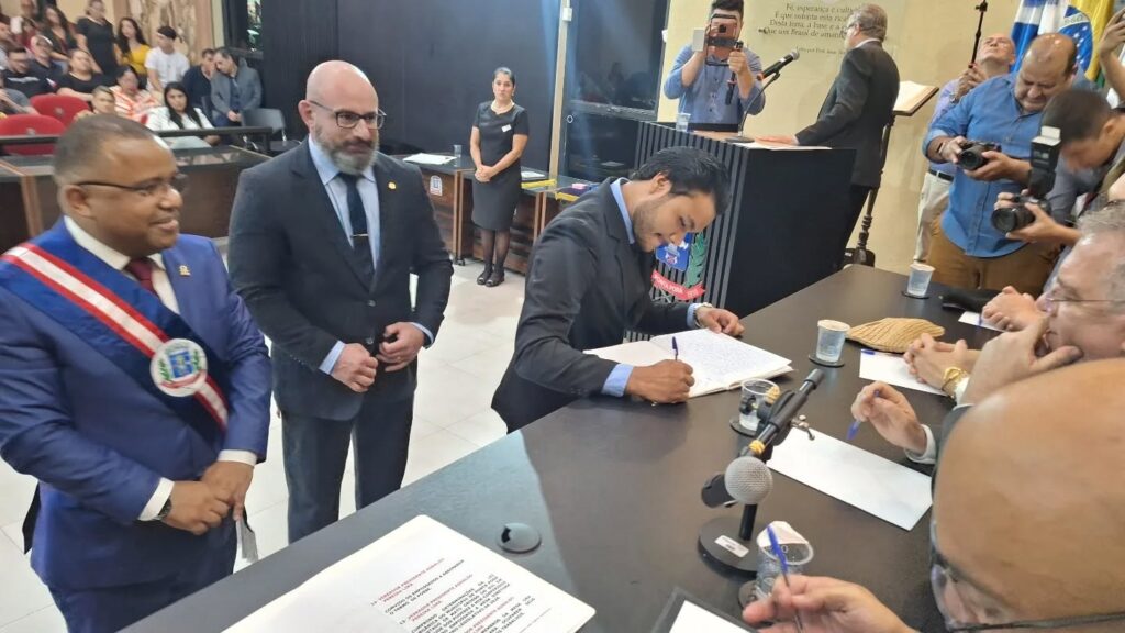 Em sessão solene, Jelson Bernabé assume a presidência da Câmara em Ponta Porã Em sessão solene, Jelson Bernabé assume a presidência da Câmara em Ponta Porã