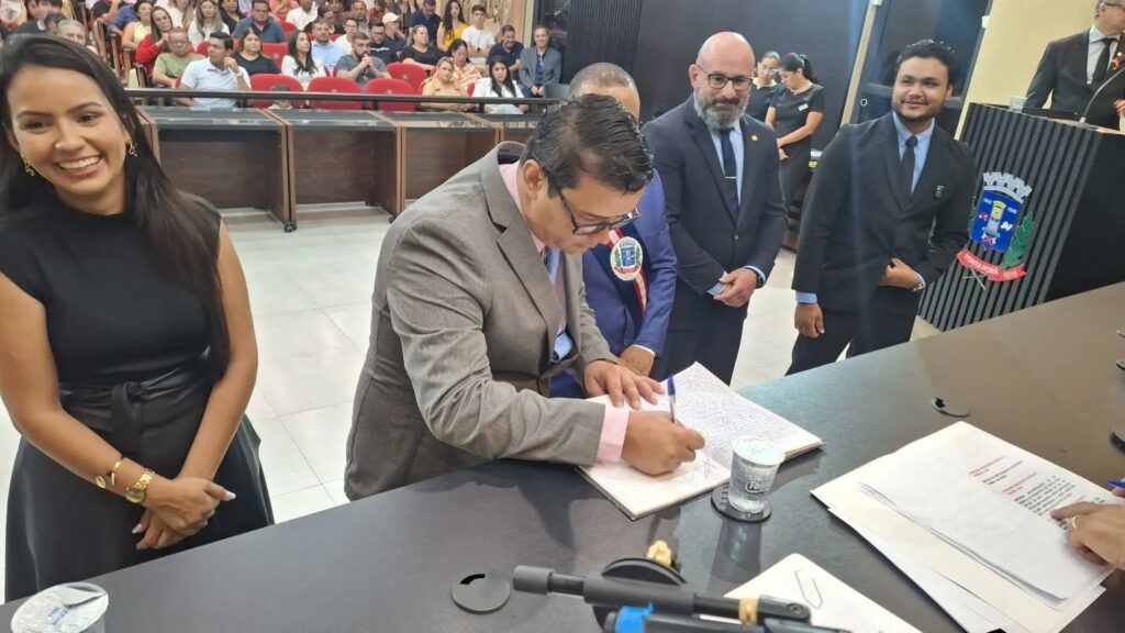 Em sessão solene, Jelson Bernabé assume a presidência da Câmara em Ponta Porã Em sessão solene, Jelson Bernabé assume a presidência da Câmara em Ponta Porã