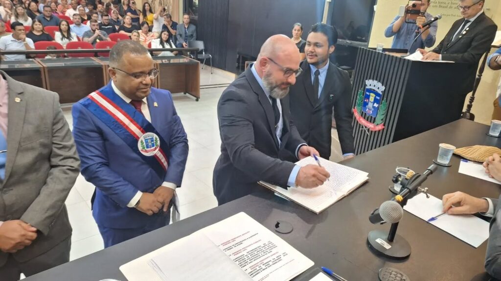 Em sessão solene, Jelson Bernabé assume a presidência da Câmara em Ponta Porã Em sessão solene, Jelson Bernabé assume a presidência da Câmara em Ponta Porã