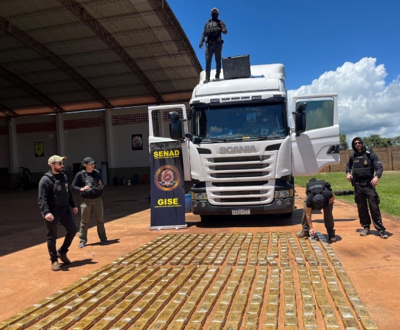 Caminhão com quase meia tonelada de pasta base de cocaína é apreendido na fronteira