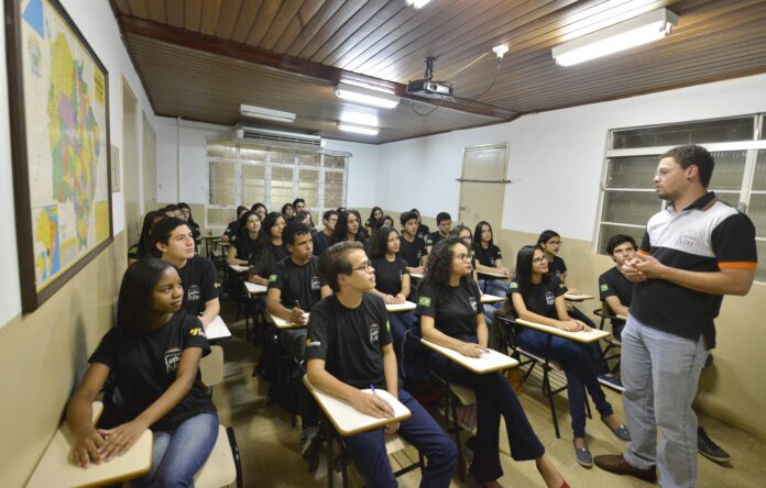 Curso pré-vestibular gratuito no instituto