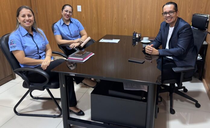 Diretora e secretária da Escola do Legislativo foram recepcionadas pelo vereador Neto Santos (Rep)