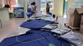 Entrega dos kits escolares e uniformes para 2026 já começou em todo o Estado