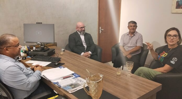 Presidente Jelson Bernabé recebeu secretária Paula Consalter ao lado dos vereadores Carlos Bordão e Daniel Puka