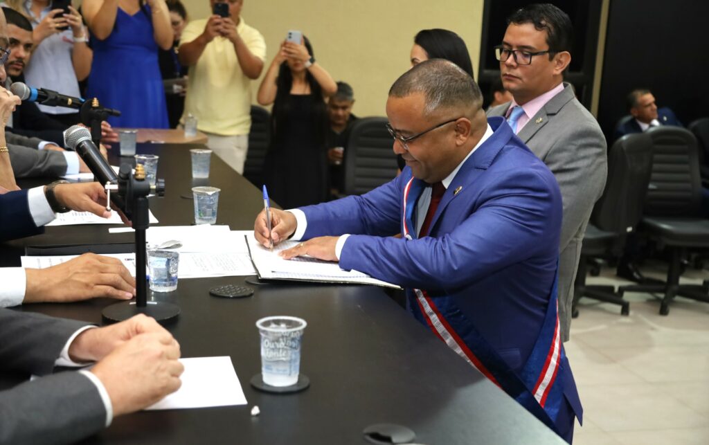 Entrega da faixa presidencial marca posse na Câmara de Ponta Porã Entrega da faixa presidencial marca posse na Câmara de Ponta Porã