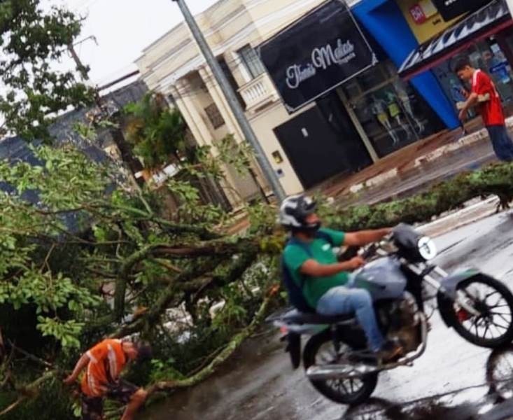 Ponta Porã: Chuvas com vento forte atinge a cidade neste sábado (10)