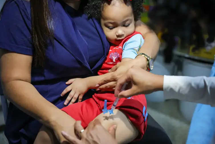 Após cinco anos de vacinação, covid recua, mas ainda preocupa