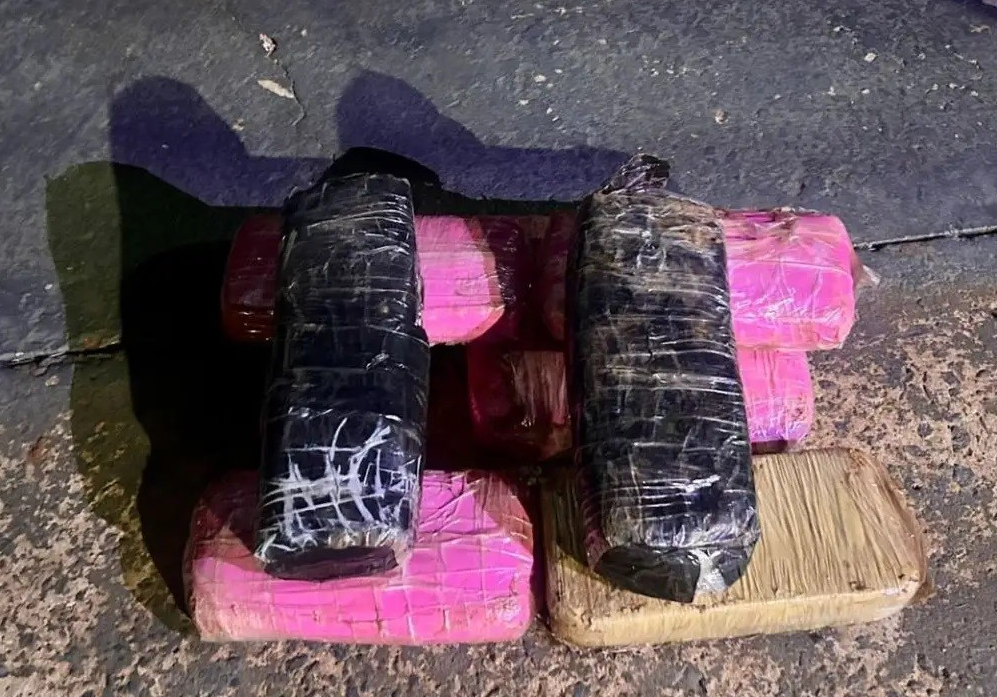 Homem invade pista e morre após bater carro carregado de drogas em caminhão