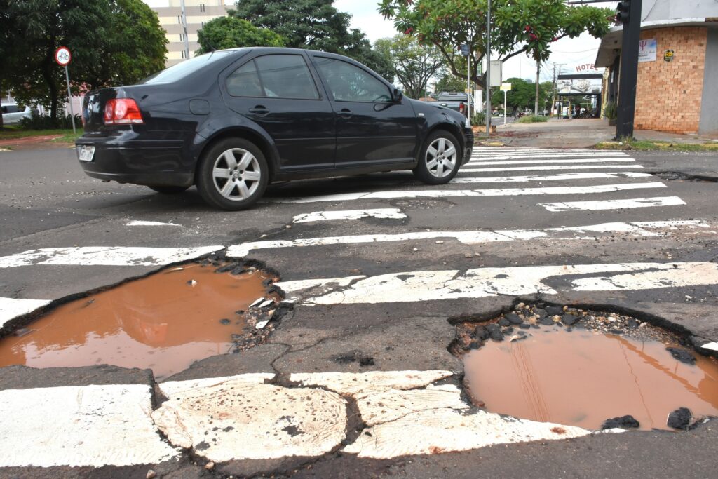 Buracos obrigam motoristas a "jogar xadrez" para tentar não cair em Campo Grande