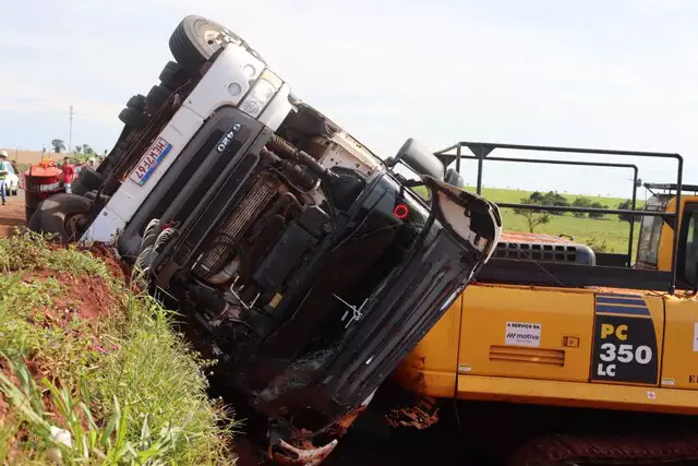 Carreta com 40 bois tomba em trecho de obra na BR-163 e mata 10 animais