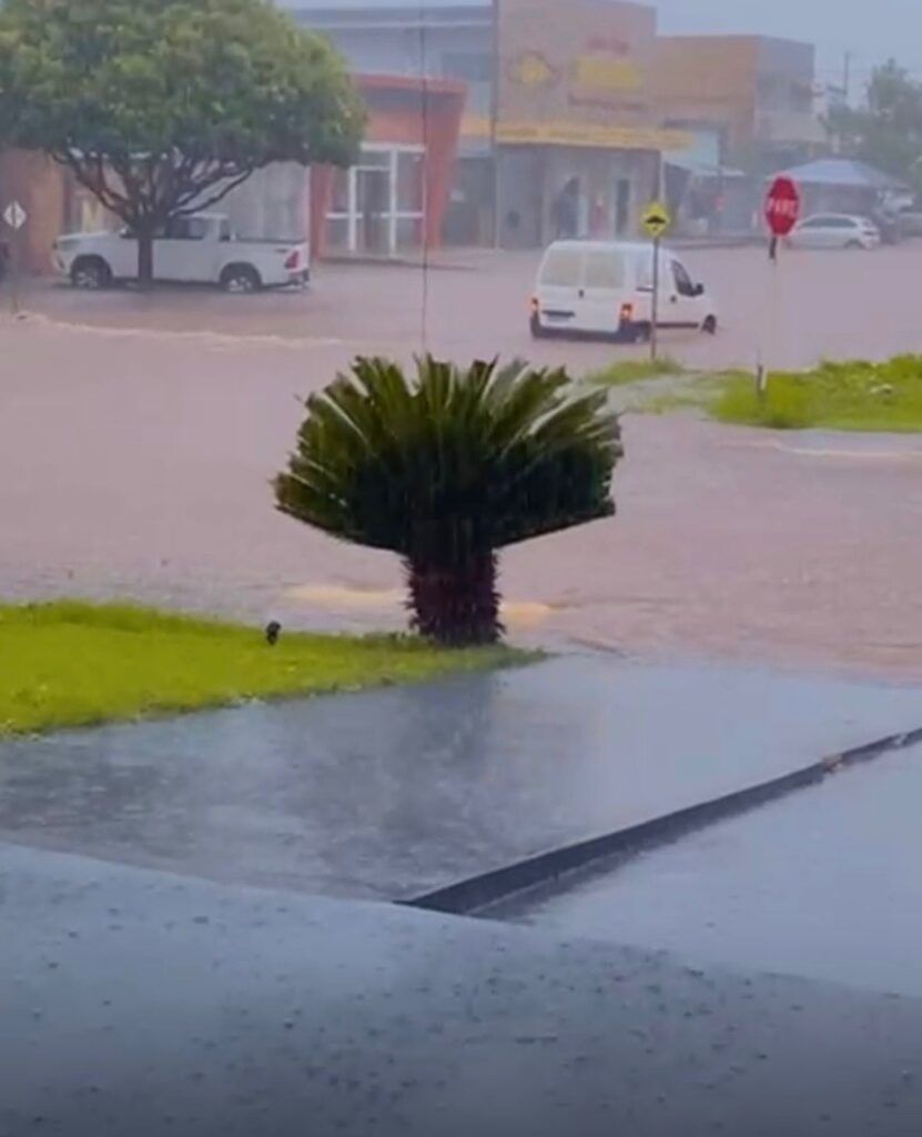 Chuva atinge Amambai e alaga centro e bairros da cidade