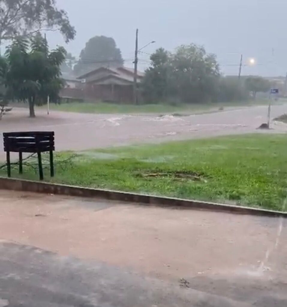 Chuva atinge Amambai e alaga centro e bairros da cidade