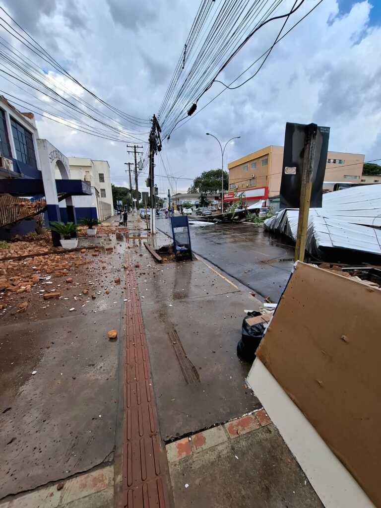 Temporal em Ponta Porã arranca telhado da Secretaria de educação e deixa rastro de destruição Temporal em Ponta Porã arranca telhado da Secretaria de educação e deixa rastro de destruição