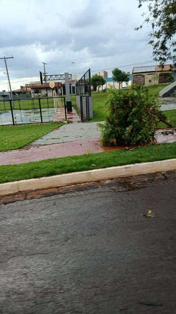 Temporal em Ponta Porã arranca telhado da Secretaria de educação e deixa rastro de destruição Temporal em Ponta Porã arranca telhado da Secretaria de educação e deixa rastro de destruição