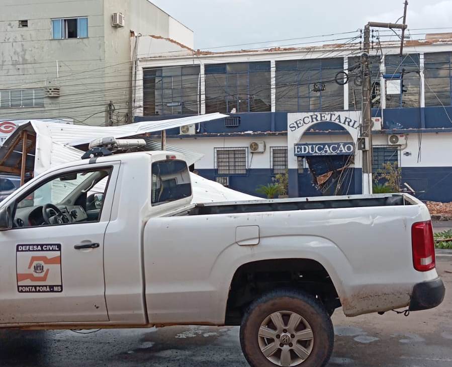 Temporal em Ponta Porã arranca telhado da Secretaria de educação e deixa rastro de destruição Temporal em Ponta Porã arranca telhado da Secretaria de educação e deixa rastro de destruição