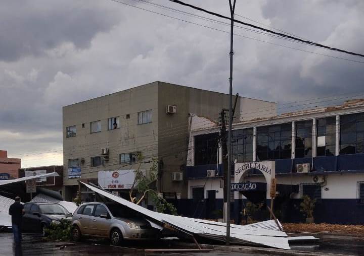 Temporal em Ponta Porã arranca telhado da Secretaria de educação e deixa rastro de destruição Temporal em Ponta Porã arranca telhado da Secretaria de educação e deixa rastro de destruição