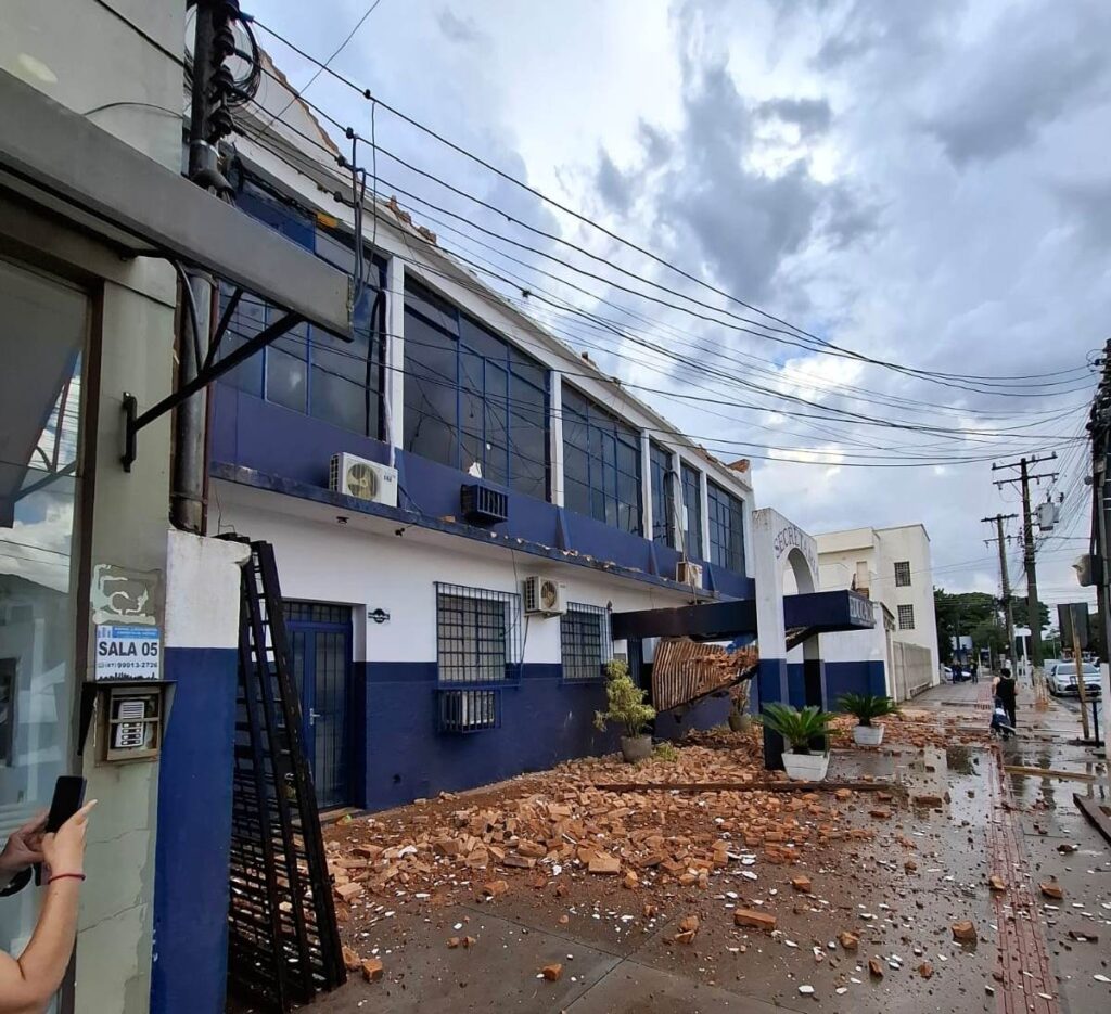 Ponta Porã: Temporal com granizo e ventos fortes causa destruição em bairros e no centro